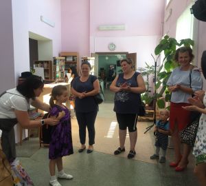 Ольга Чистякова вручила канцелярские наборы детям из многодетных семей