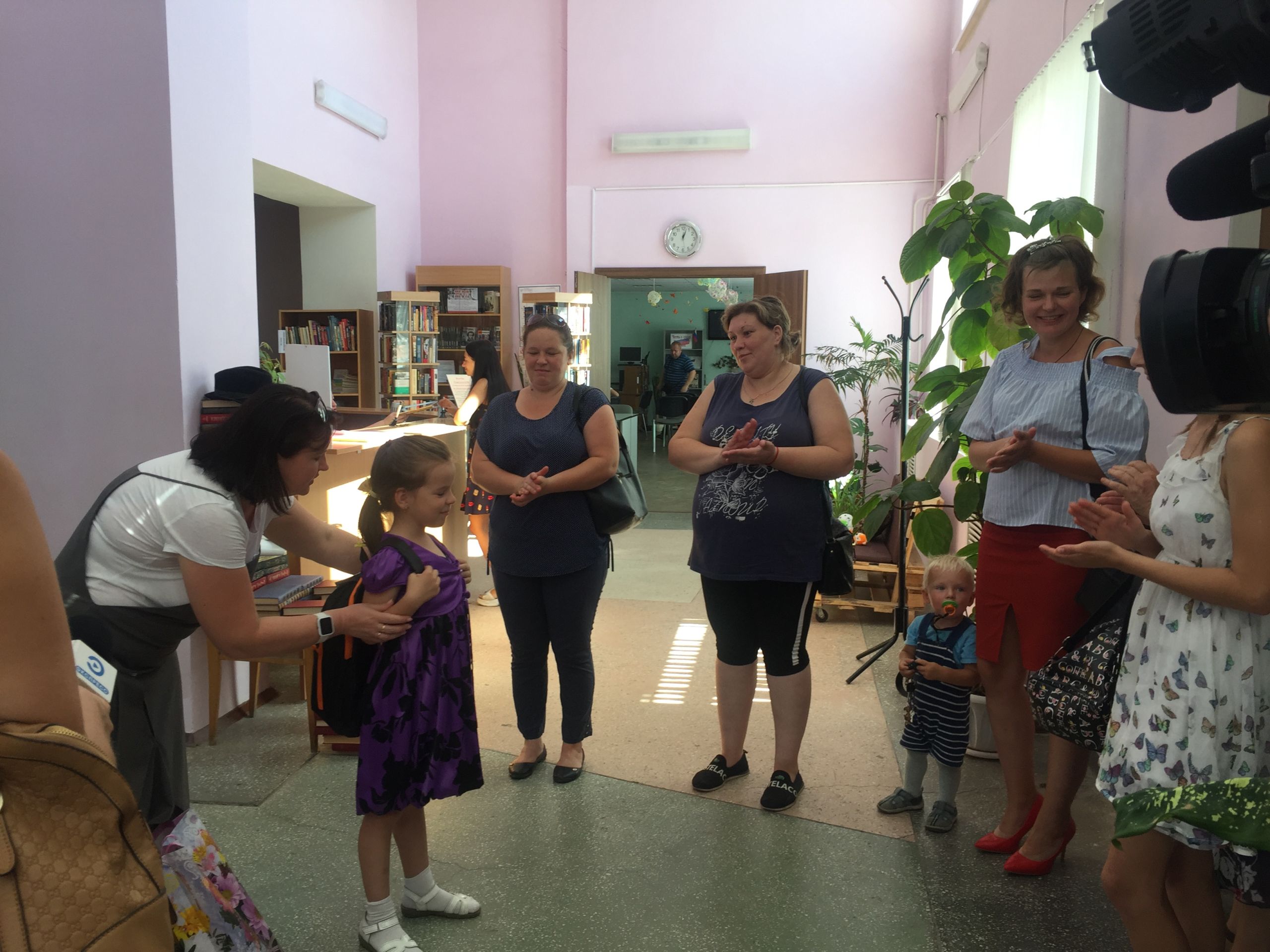 Ольга Чистякова вручила канцелярские наборы детям из многодетных семей