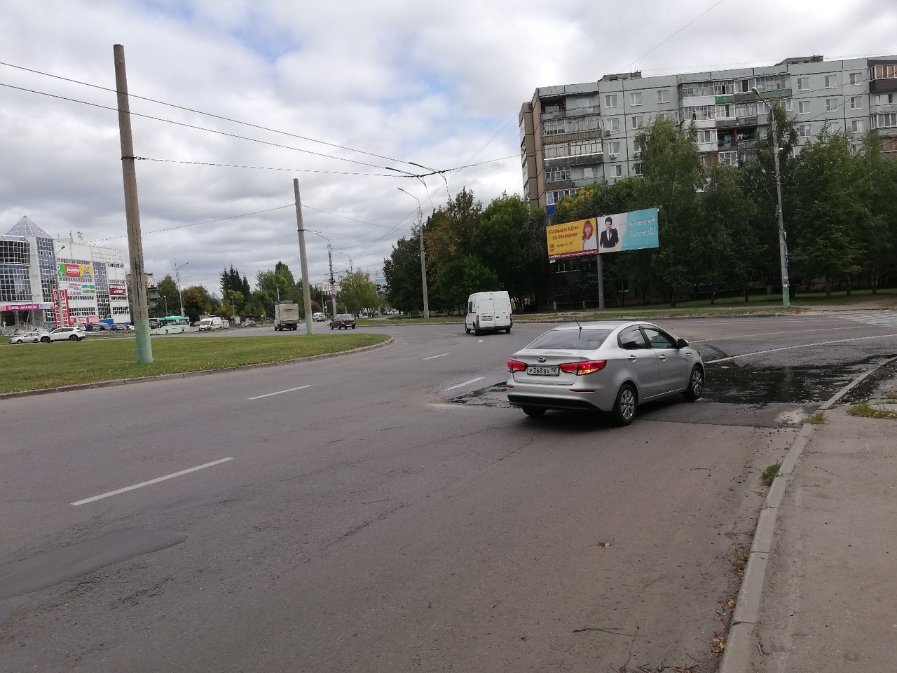 Это провал: в Пензе возле ТЦ «Олимп» снова размыло асфальт