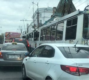 «Рогатый» транспорт заблокировал центр города