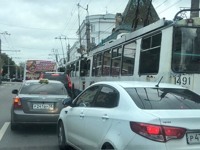 «Рогатый» транспорт заблокировал центр города