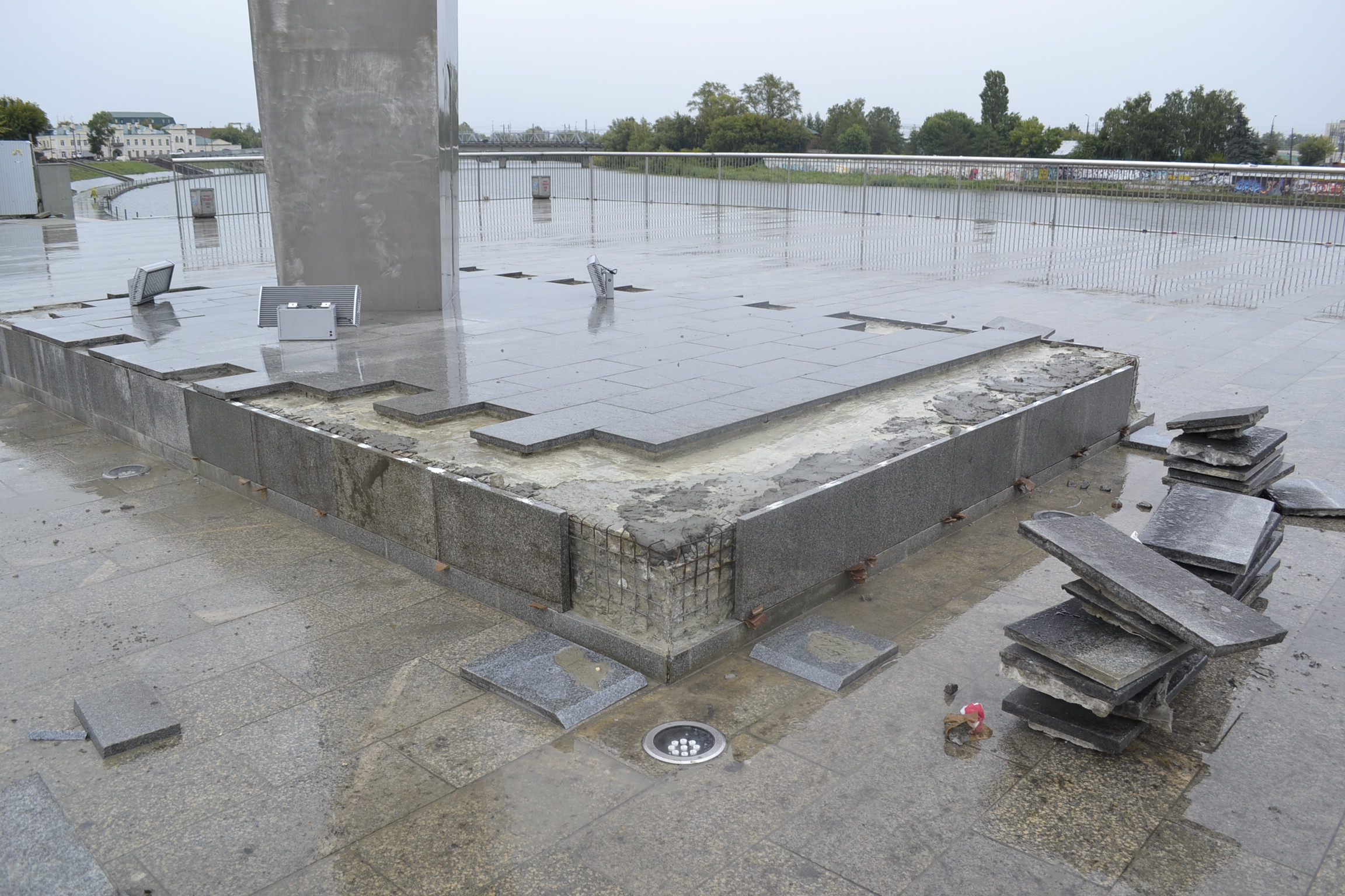 В Пензе разрушена облицовка постамента Ростка на набережной