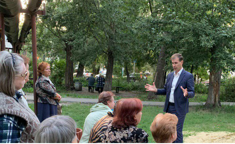 Иван Краснов обсудил с жителями вопрос организации мест для выгула домашних питомцев