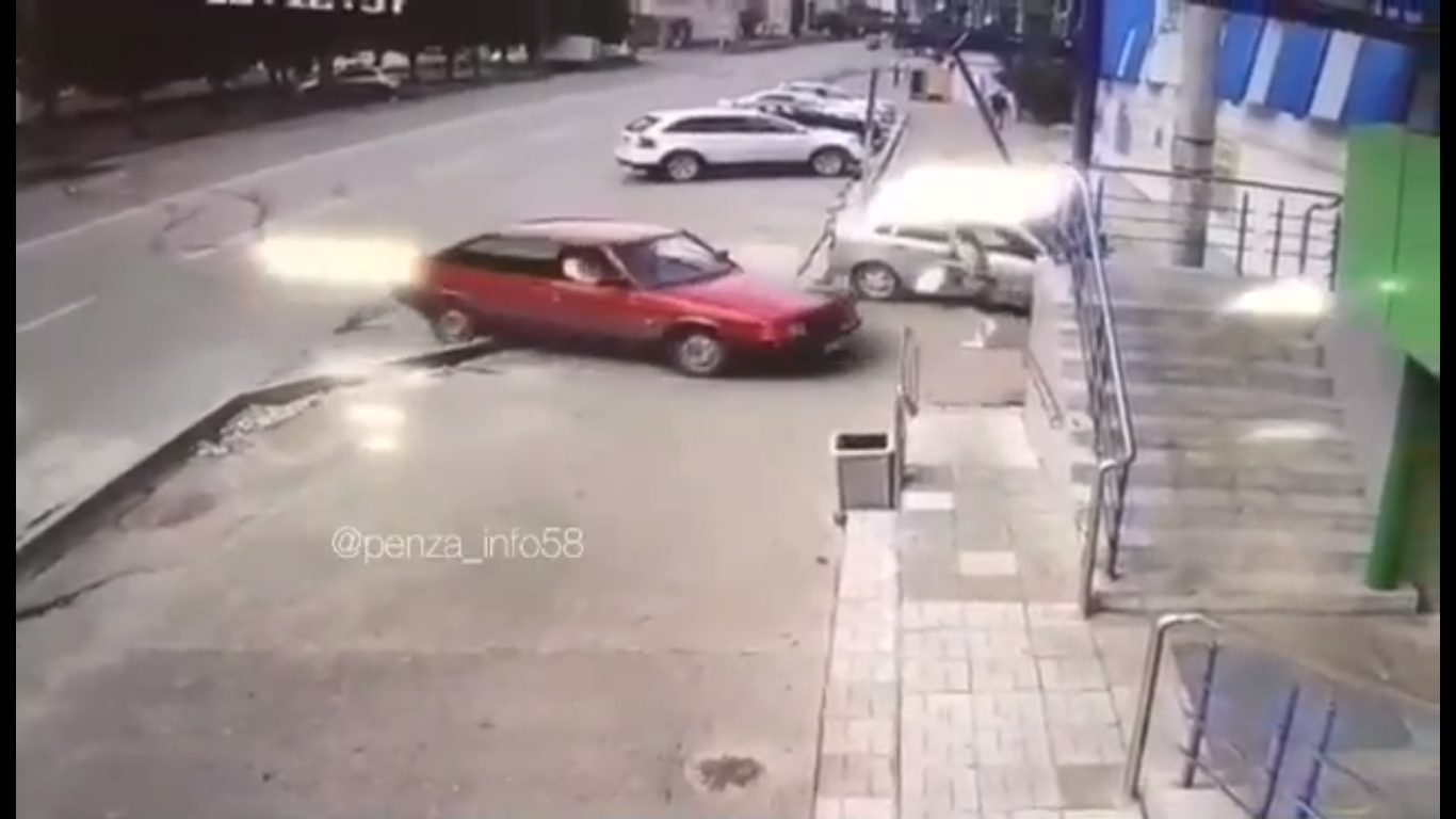 Чудом выжили: в Пензе пешеходы избежали смерти от вылетевших на тротуар машин