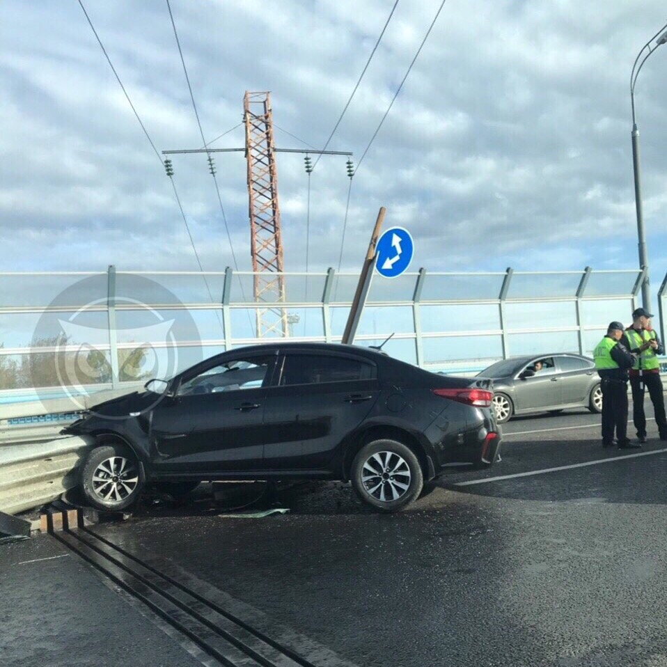 Машину насквозь проколол отбойник: в ГИБДД рассказали подробности жуткой аварии на Измайловском путепроводе
