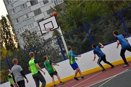 На улице Карпинского торжественно открыли спортивную площадку