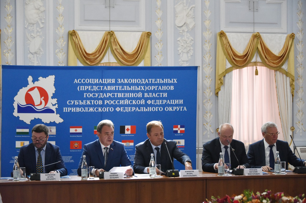 Валерий Лидин провел заседание Ассоциации законодателей Поволжья с участием Игоря Комарова
