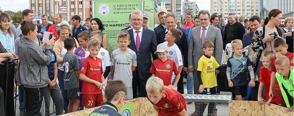 Губернатор Иван Белозерцев посетил фестиваль «Доброе сердце» на Юбилейной площади
