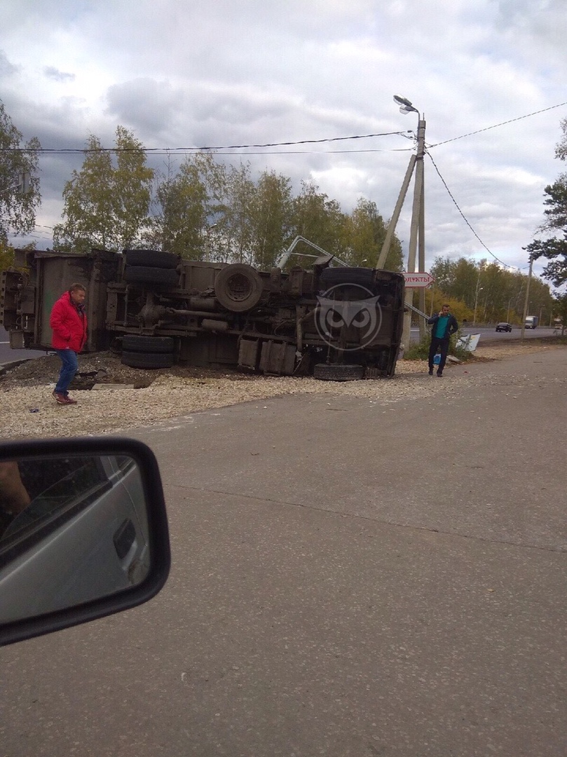 Очевидцы сообщили о перевернувшемся грузовике на трассе М-5 в черте Пензы