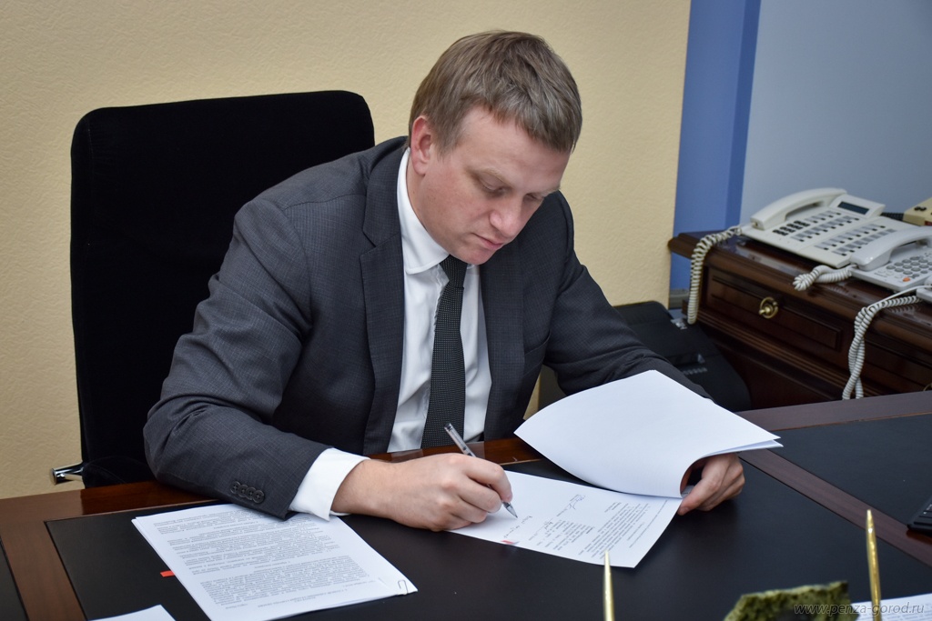 С Андреем Лузгиным подписали трудовой контракт