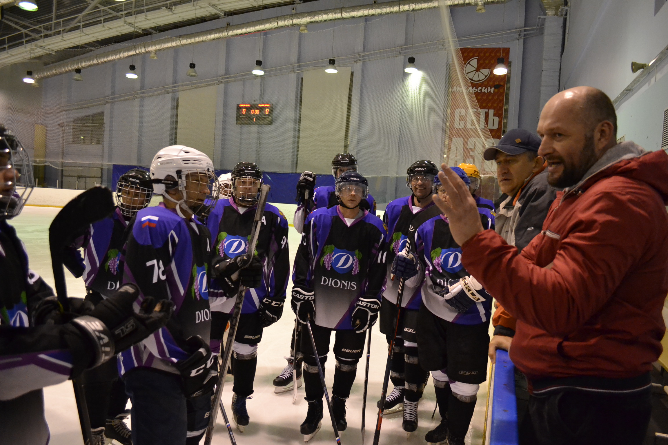Сборная «Дионис» по хоккею одержала первую победу в сезоне
