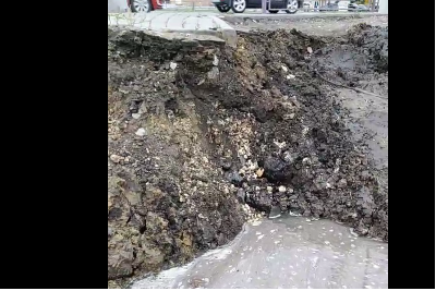 Трубу прорвало: Терновского размывает, 12 семей без воды