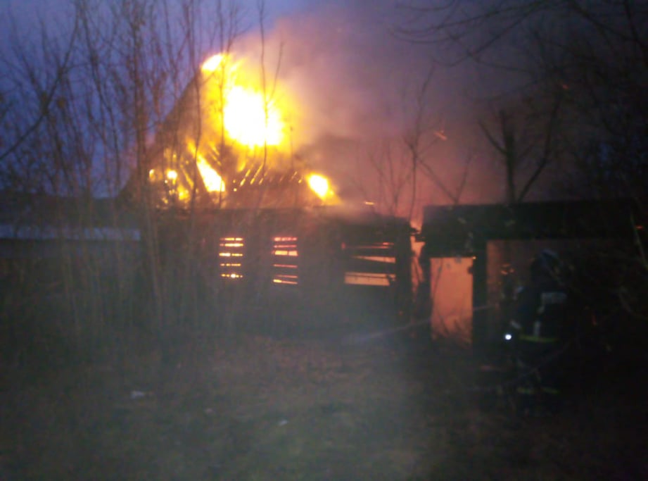 С пожаром в частном доме Никольска боролись 12 спасателей