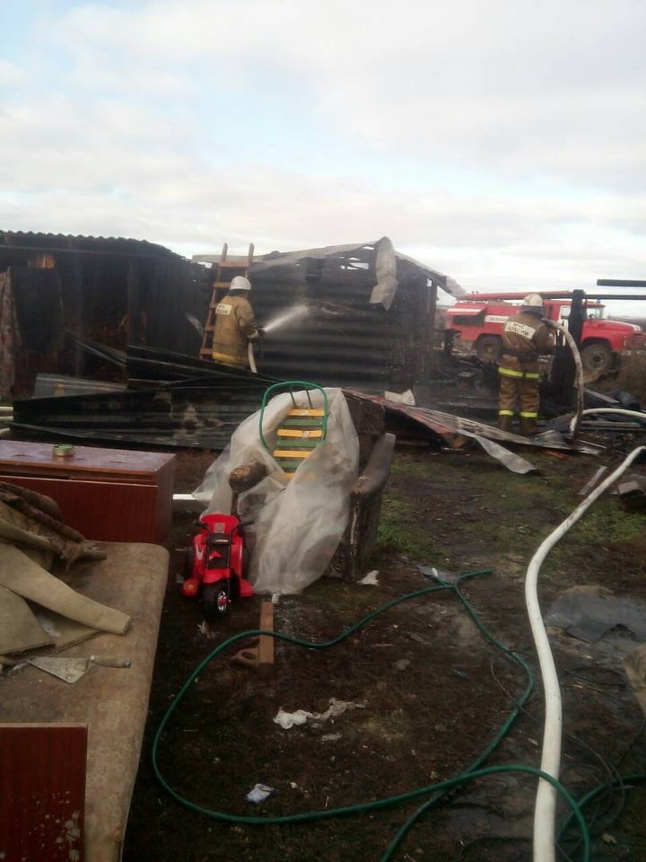 В Сосновоборске отец вместе с пожарными вывел из горящего пристроя троих детей