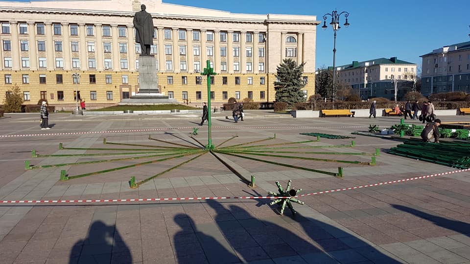 Главный Дед Мороз Пензы занялся установкой новогодней елки