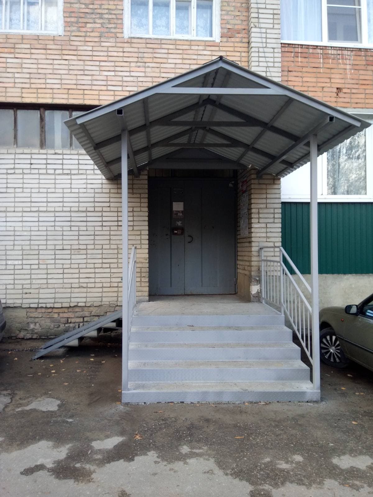 Сергей Палювин: на Пушанина,42 завершен ремонт входных групп