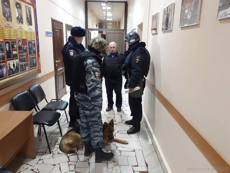 Зачем мэрию Пензы оцепила полиция с собаками?