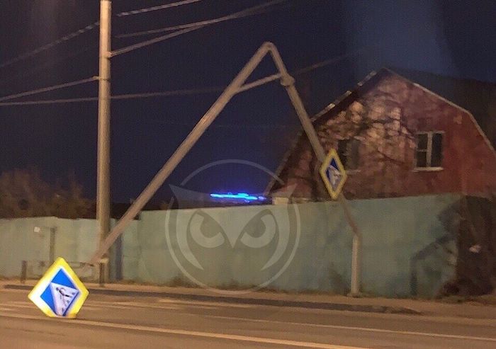 В Пензе на оживленную автомагистраль рухнул дорожный знак