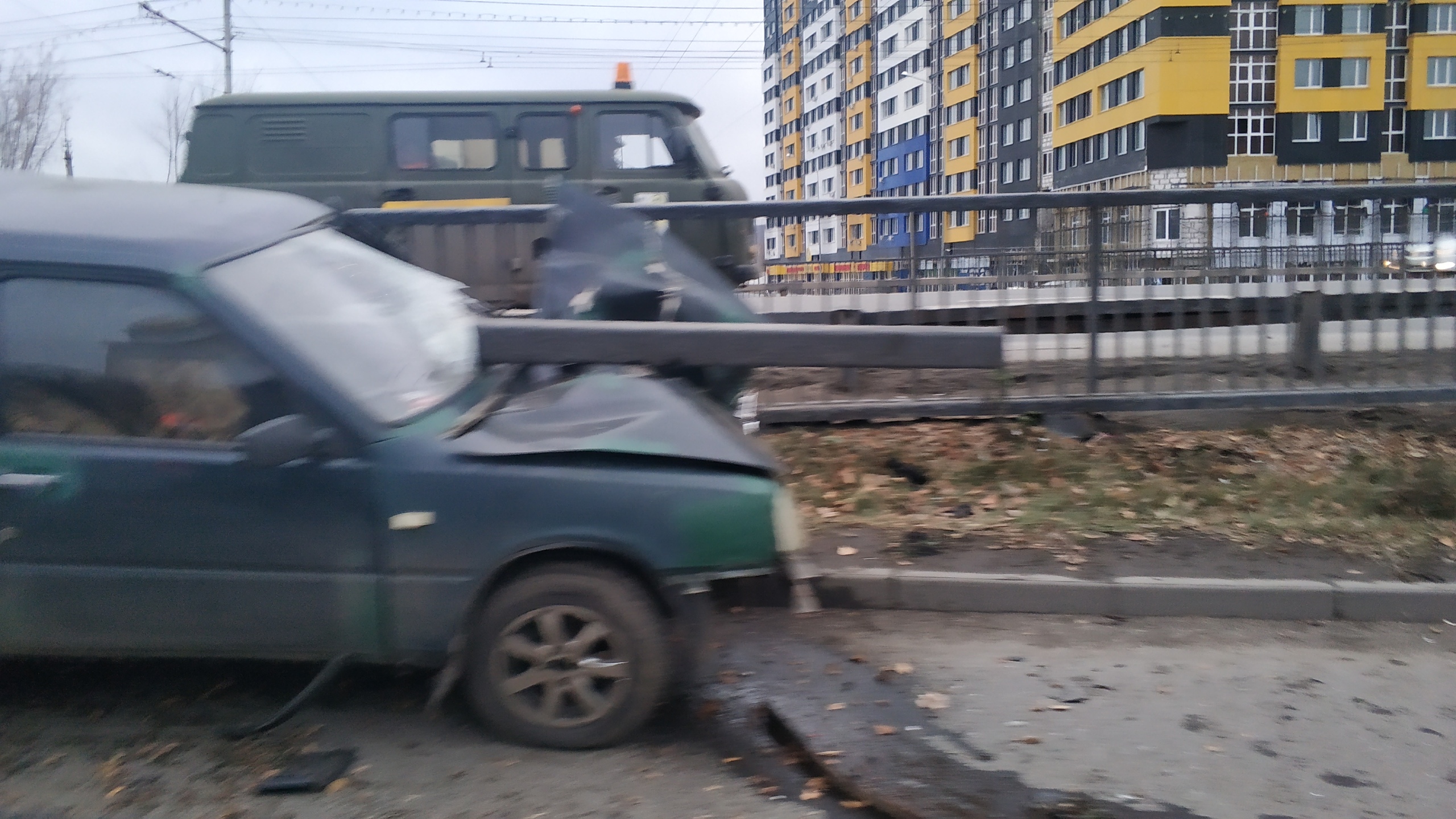 ДТП на Проспекте Строителей – пассажирка пробитого отбойником авто скончалась