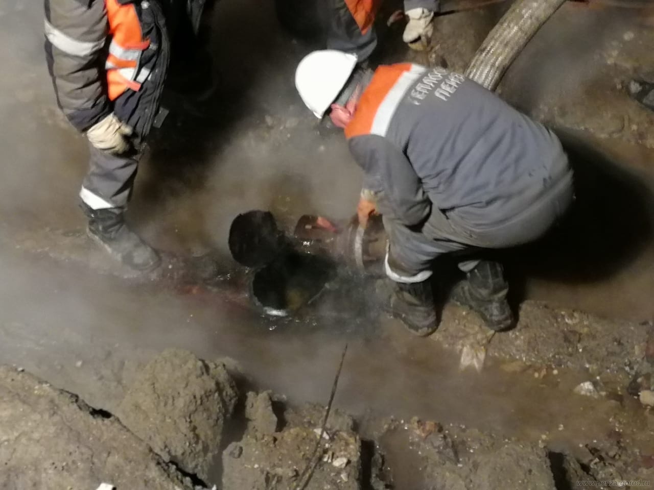 В Пензе на улице Аустрина устранен прорыв теплосетей