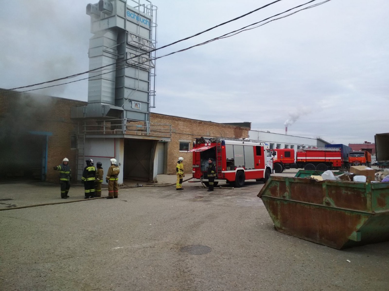 В Пензе работников мебельной фабрики эвакуировали из-за пожара