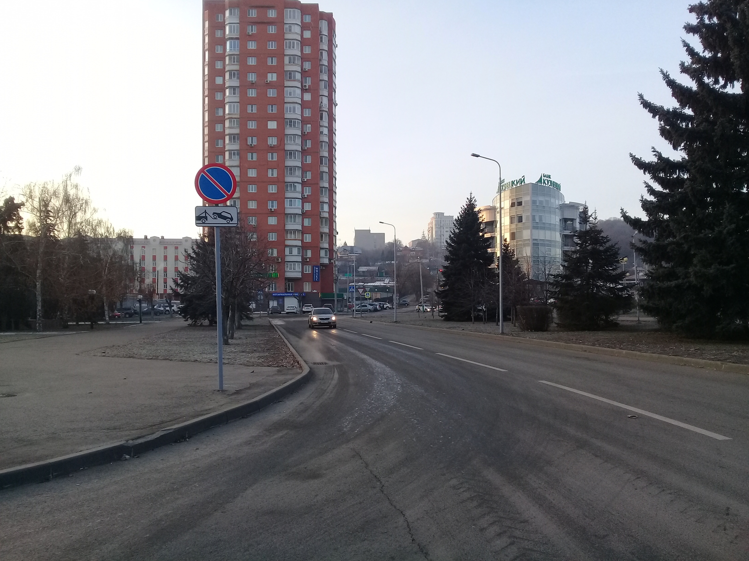 Отголоски утечки на Володарского: автомобилисты преодолевают последствия коммунальной аварии