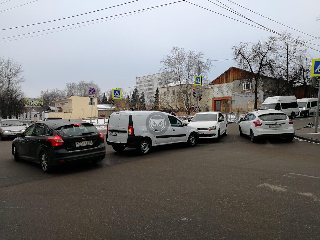 В центре Пензы две легковушки столкнулись на перекрестке