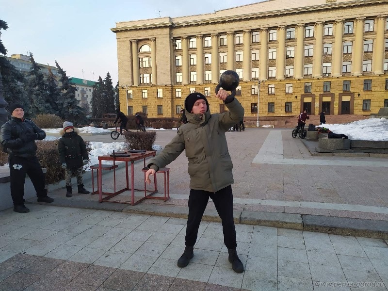 Жители Пензы поднимали гири на площади Ленина