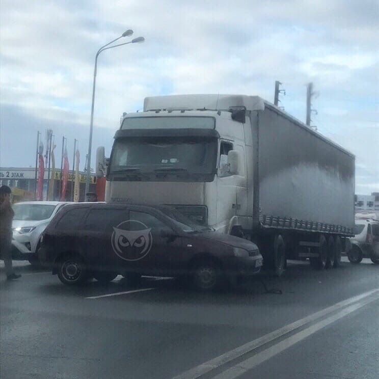 На федеральной трассе в Пензе фура протаранила легковушку