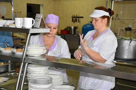 После инцидента с сырой котлетой Пензенские депутаты проверили две школы