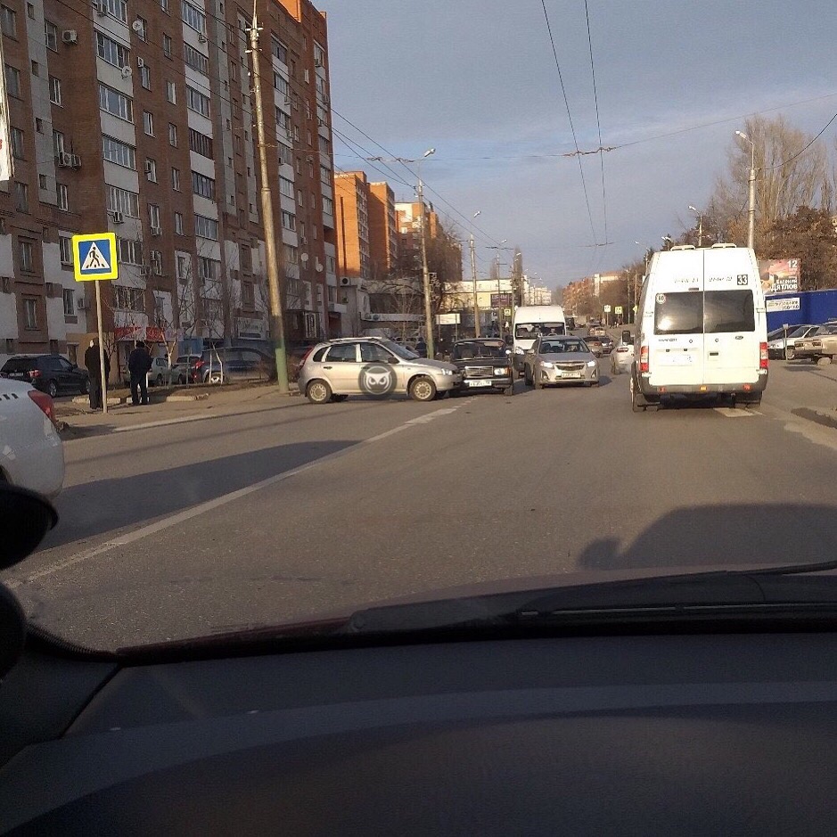 В Пензе на Южной поляне дорогу не поделили две легковушки