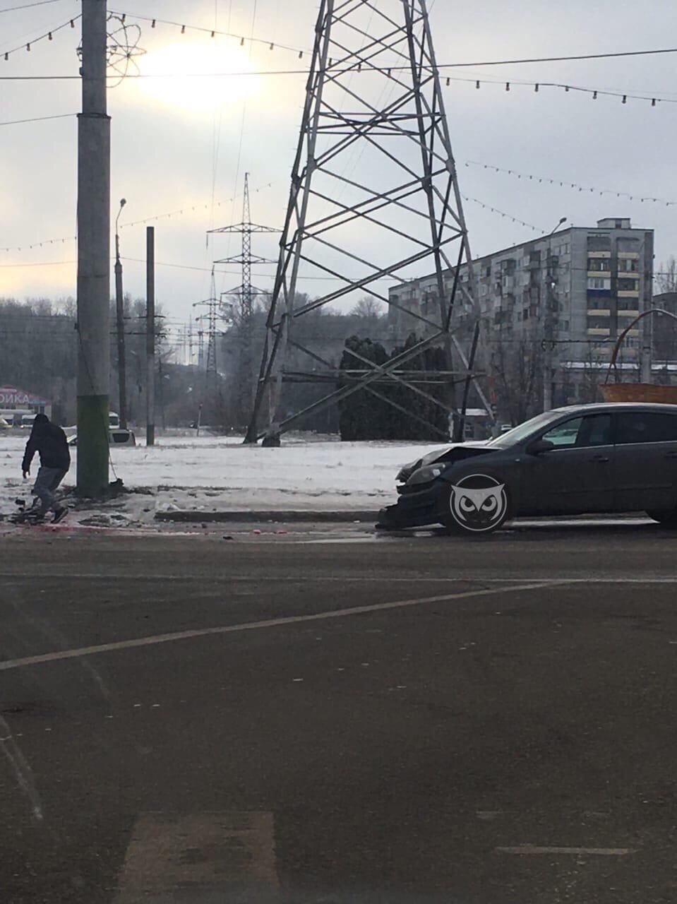 В Пензе легковушка не поделила дорогу со столбом