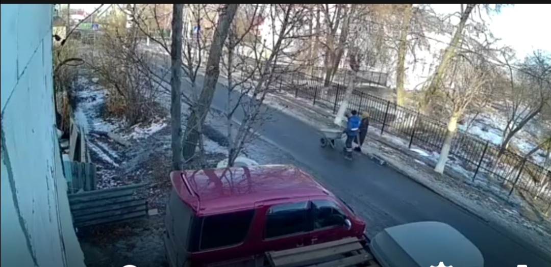 Пока житель Пензы помогал бабушке, его обокрал водитель легковушки