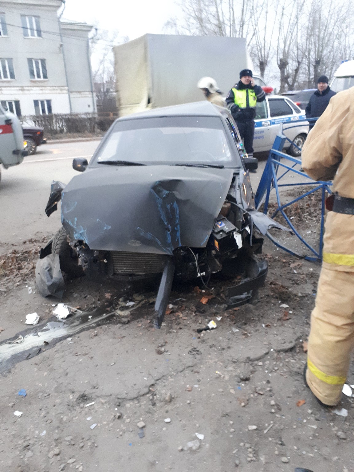 В Пензенской области водитель легковушки снес пешеходное ограждение