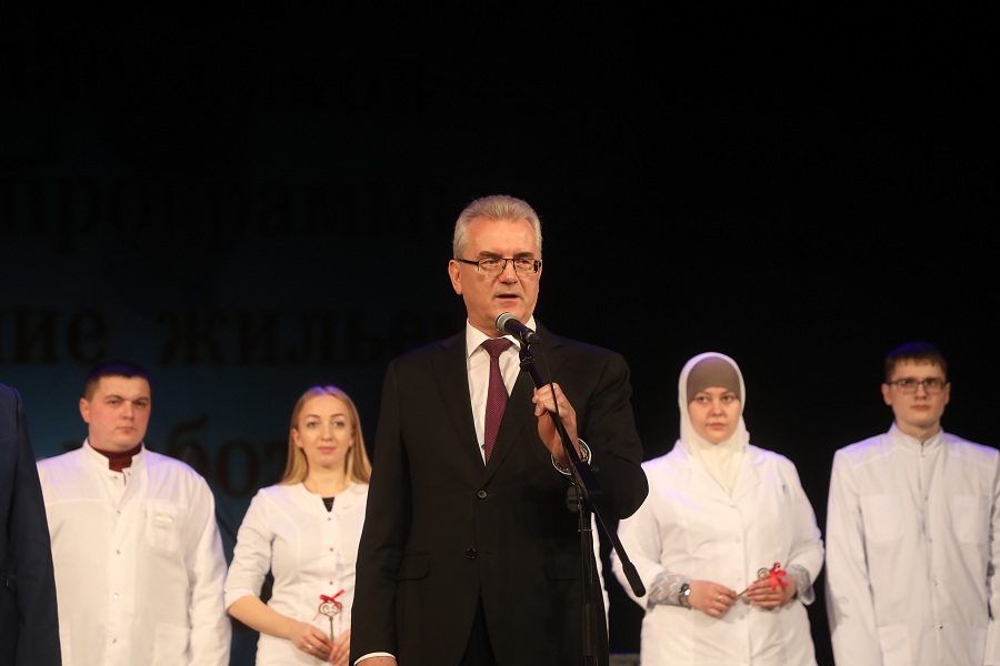 Врачам, пожелавшим работать в Кузнецке и Сердобске, вручили ключи от квартир