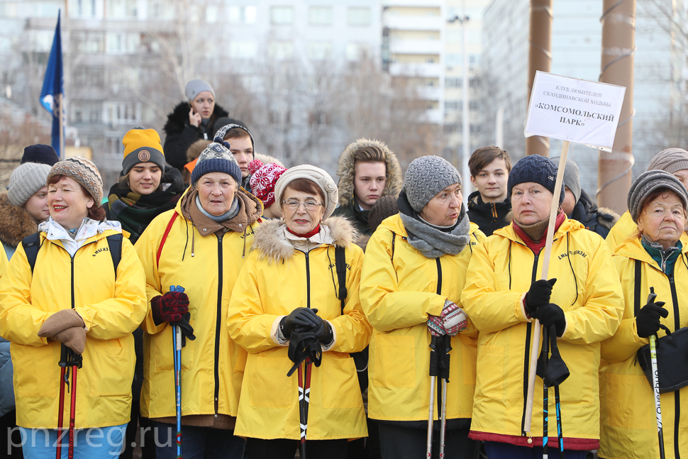 Пензенские любители скандинавской ходьбы получили новый инвентарь