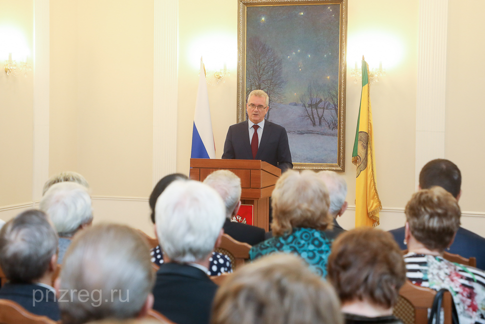 Губернатор вручил награды в честь Дня конституции РФ