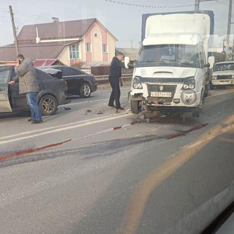 Пробка на Токарной: в ДТП столкнулись легковушка и «ГАЗель»