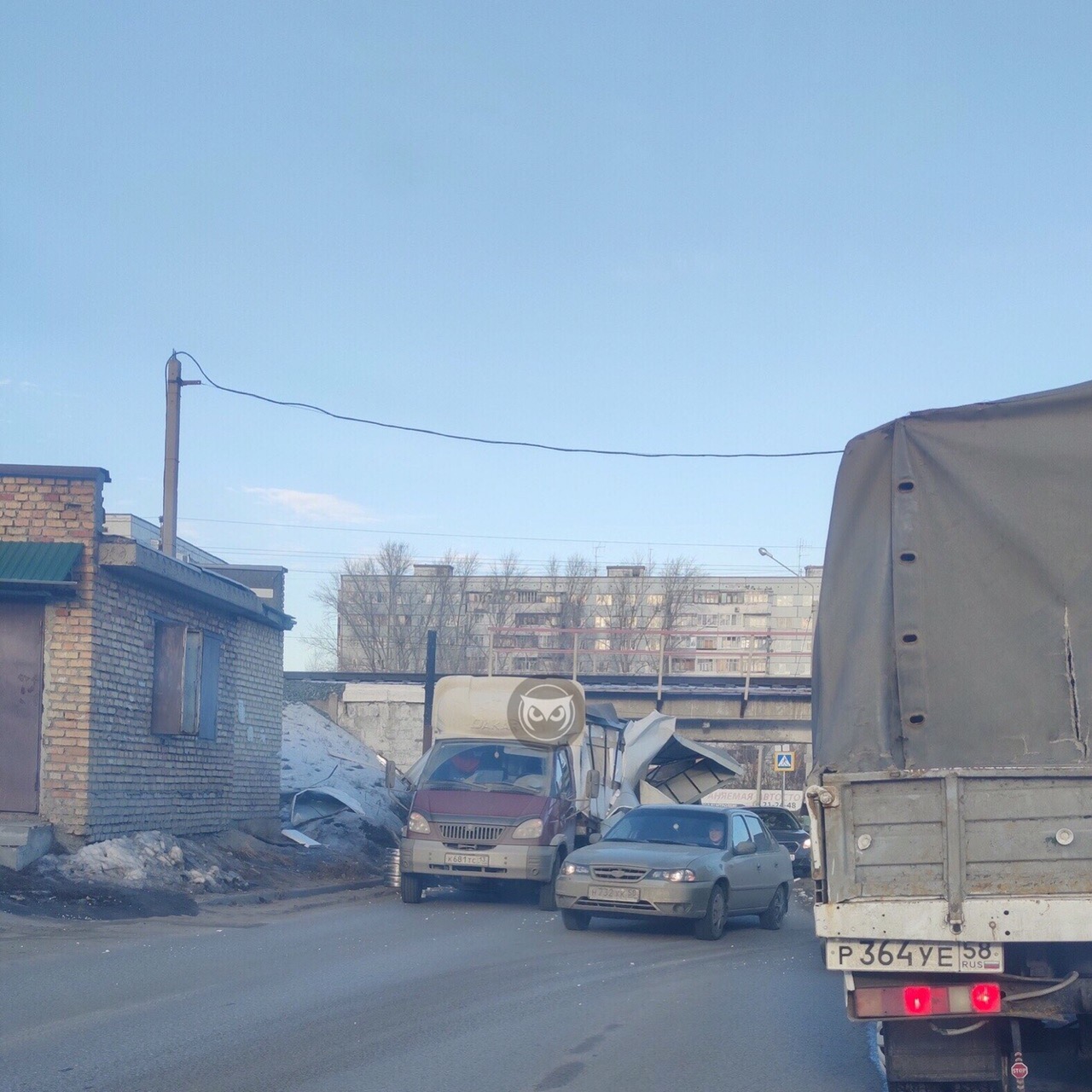 В Пензе очередная «ГАЗель» не прошла под мостом – у нее сорвало кузов