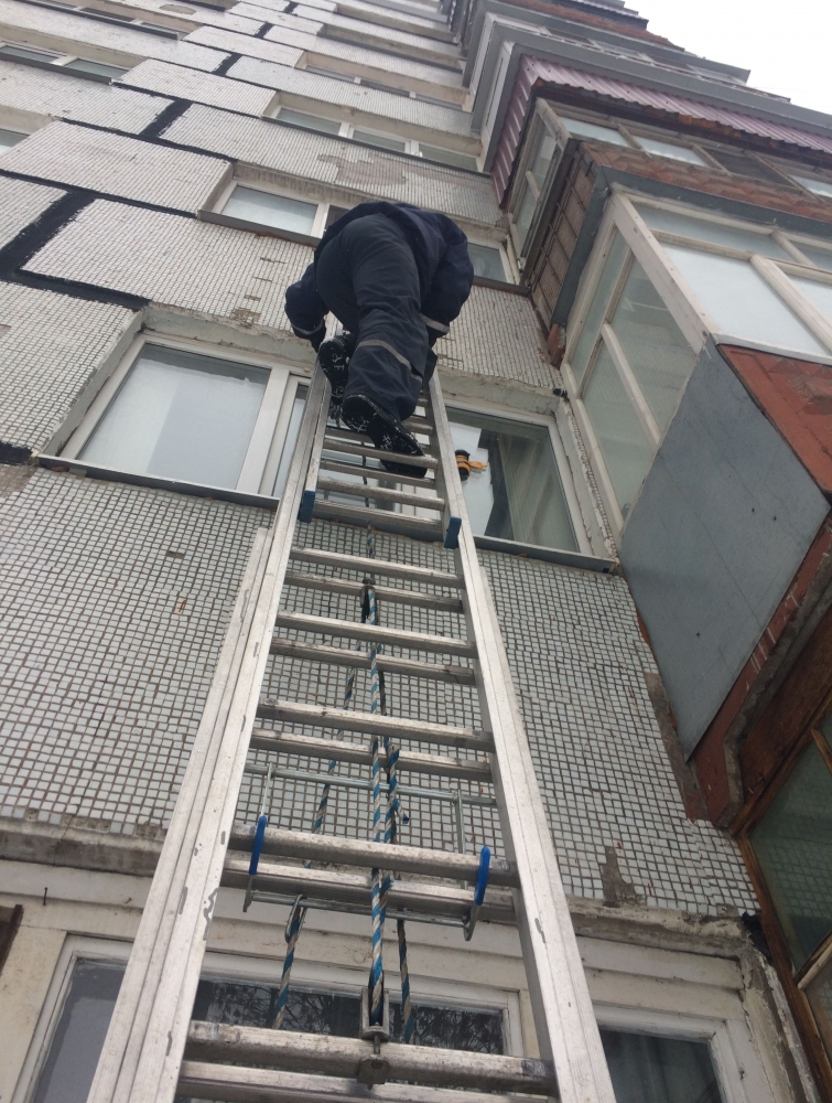 Пензенский спасатель проник в квартиру пенсионерки через кухонное окно