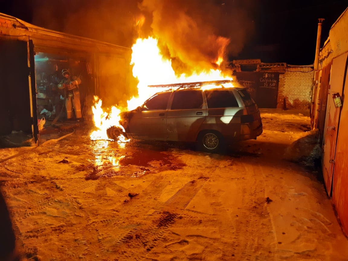 В загоревшемся автомобиле погиб мужчина