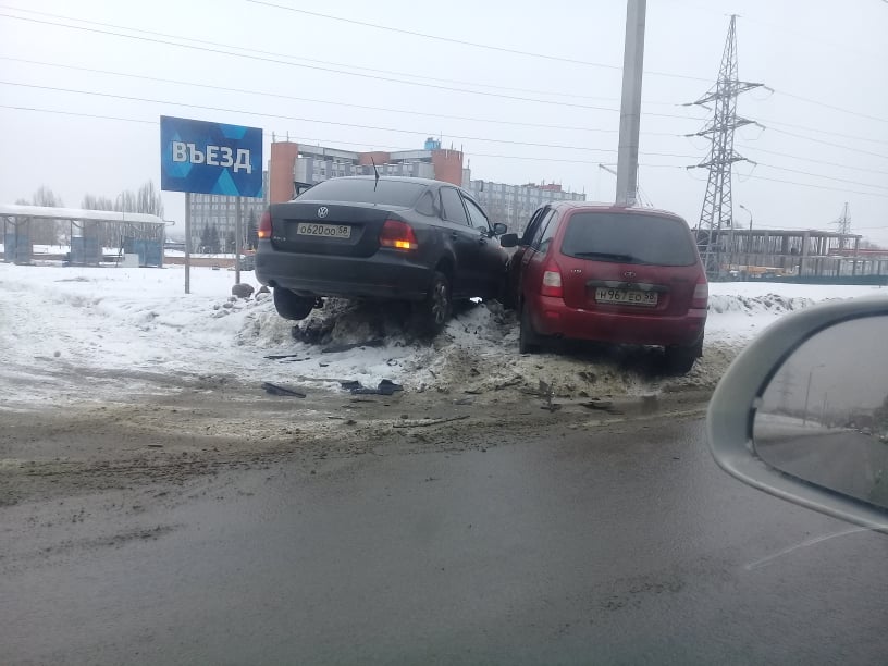 В Пензе две легковушки не поделили один сугроб
