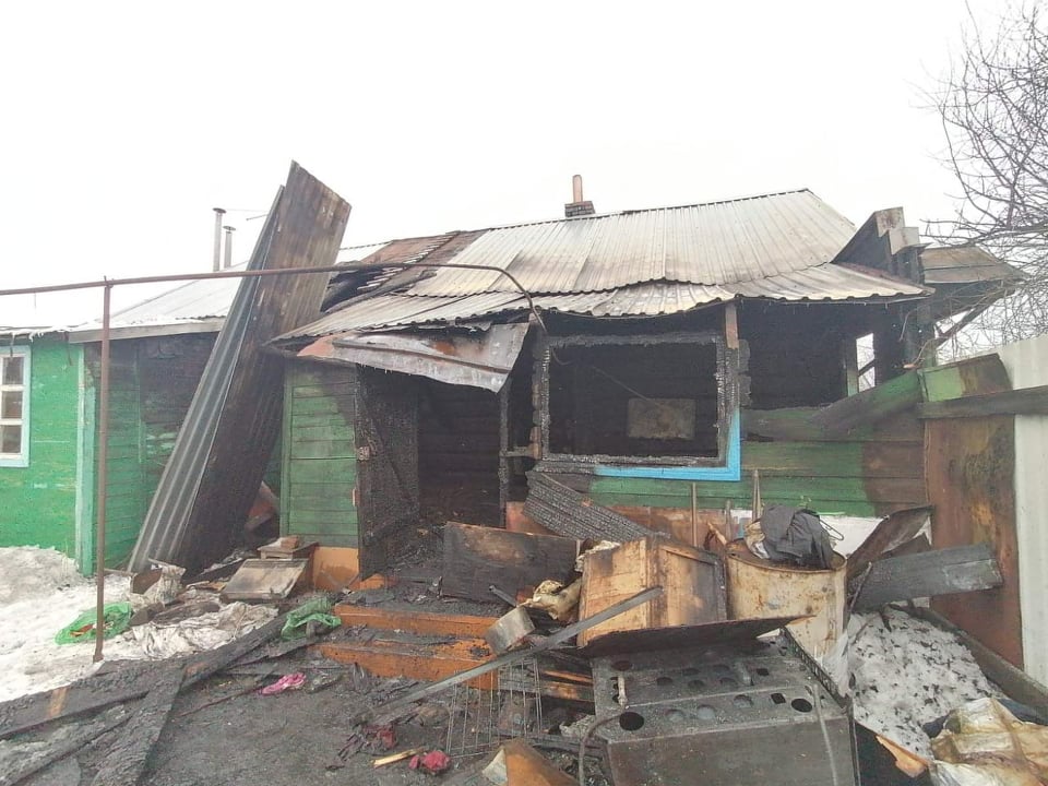 В Пензе пожарные вывели женщину из горящего дома