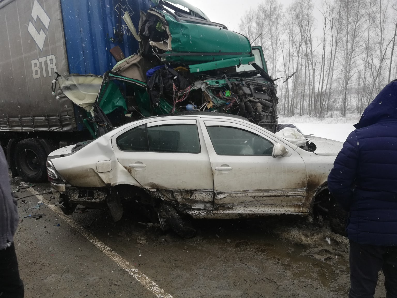В Пензенской области на трассе М-5 столкнулись три грузовика и легковушка