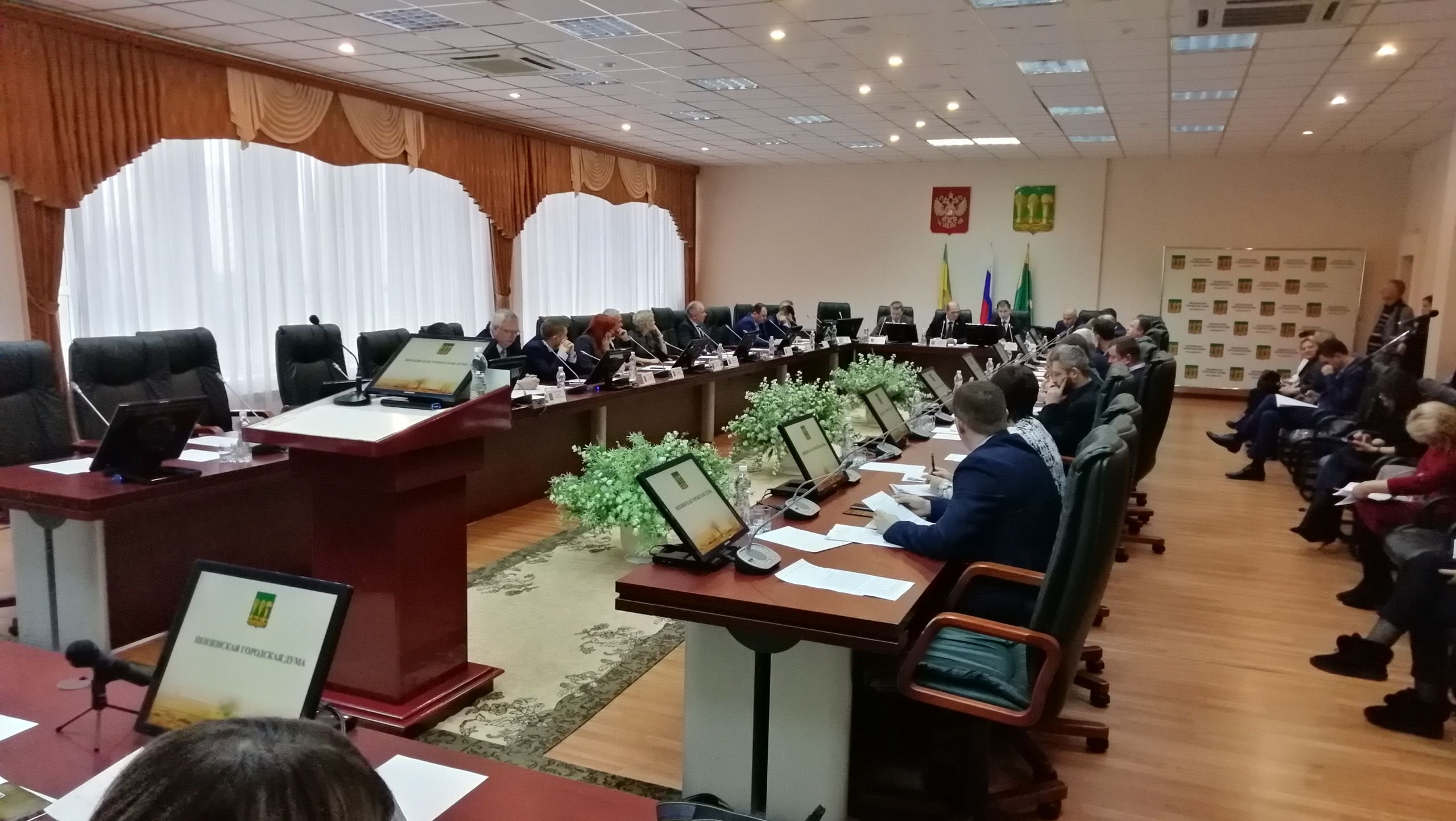 В пензенской мэрии проведут совместные с ГИБДД рейды по парковкам на газонах