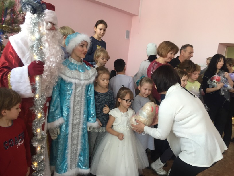 "Караван добрых дел" организовал для детей благотворительную елку