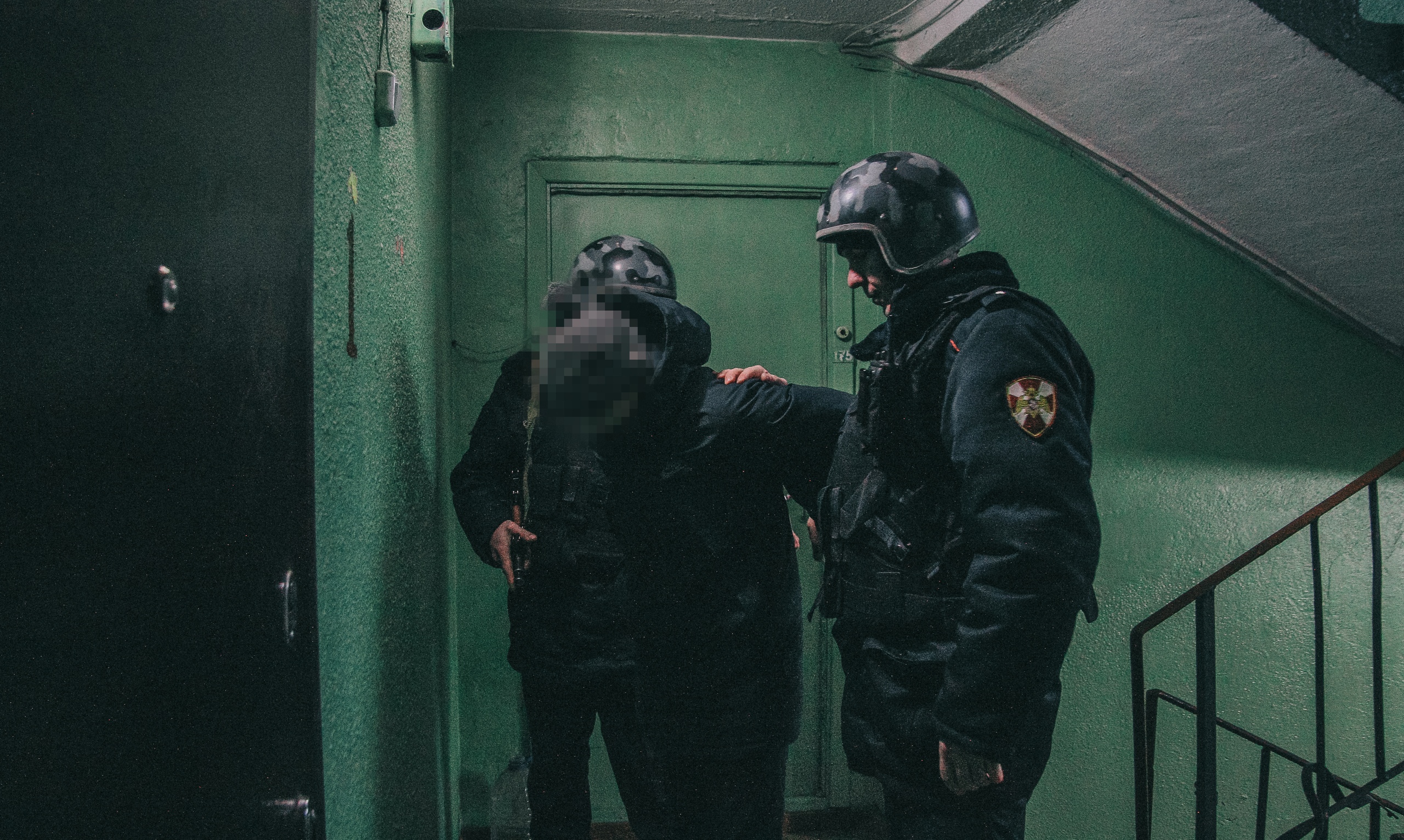 В Заречном двоих мужчин задержали, когда те выламывали дверь в чужую квартиру