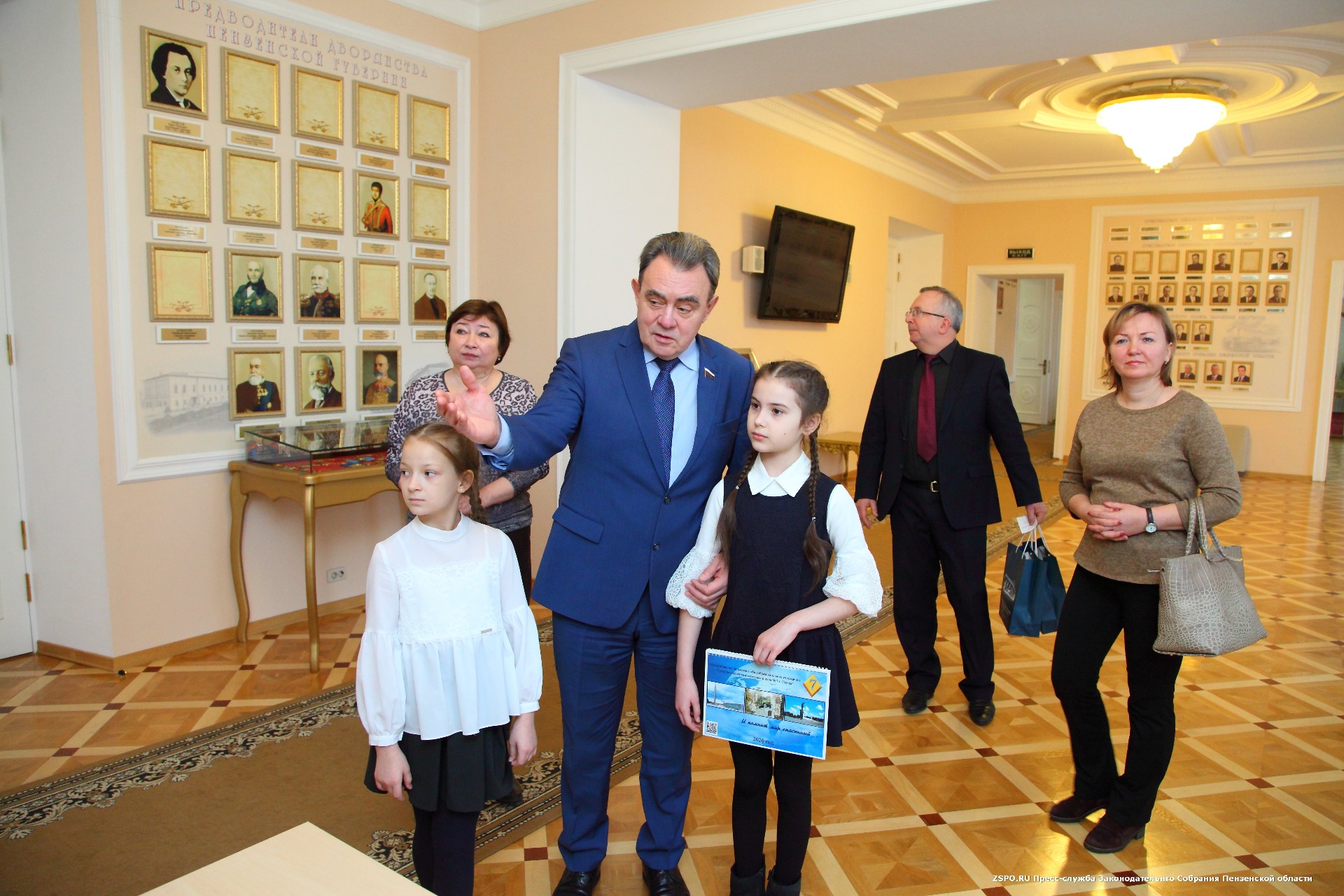 Ученики пензенской школы подарили Заксобранию календарь, посвященный годовщине Победы