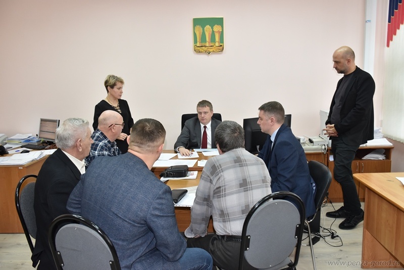 Жители улицы Декабристов обратились к властям за помощью: к их домам перекрыли проезд блоками