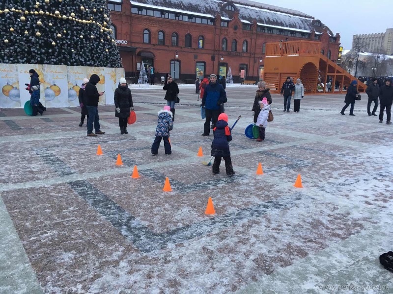 Горку на площади Ленина заливают заново